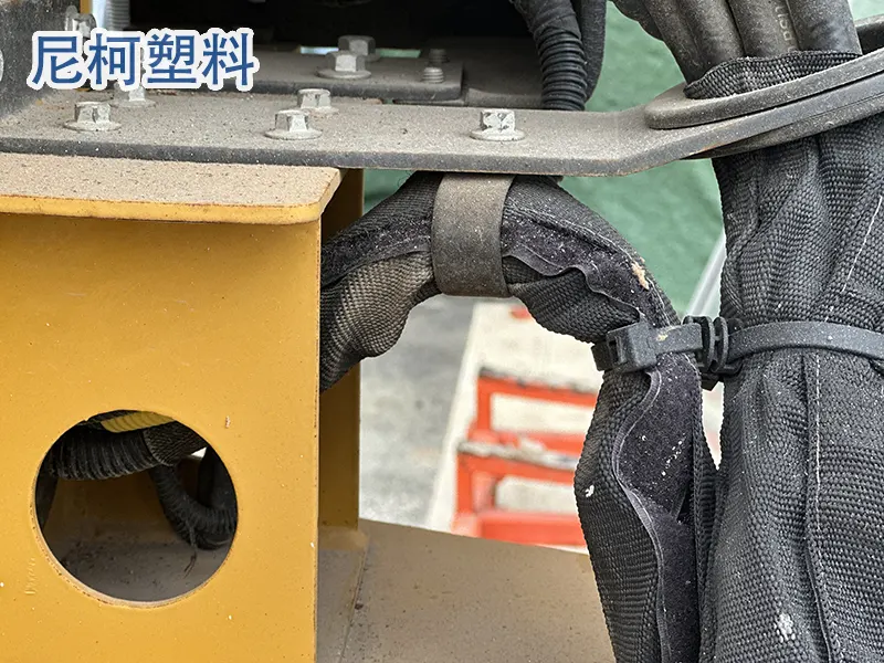 尼龙扎带在高空作业车上的应用-4
